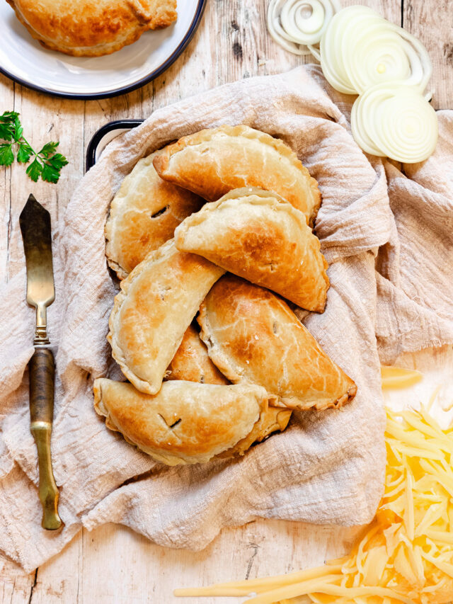 CHEESE AND ONION PASTY RECIPE: VEGETARIAN PASTIES